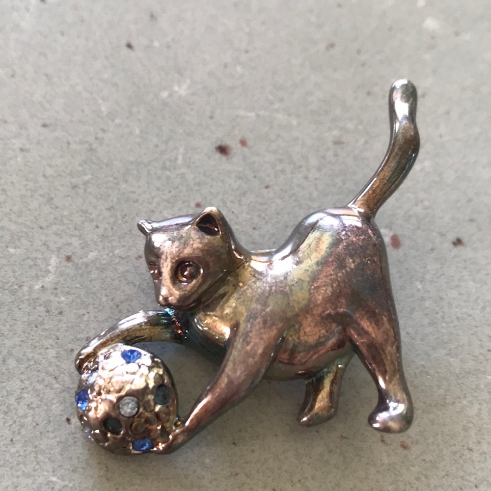 Cat Brooch Jeweled Ball of Yarn Vintage Style